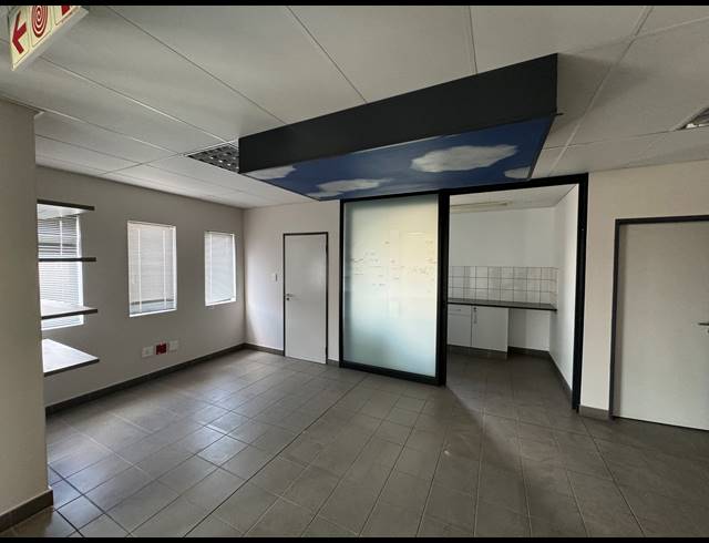 1,350M² WAREHOUSE TO LET IN JET PARK